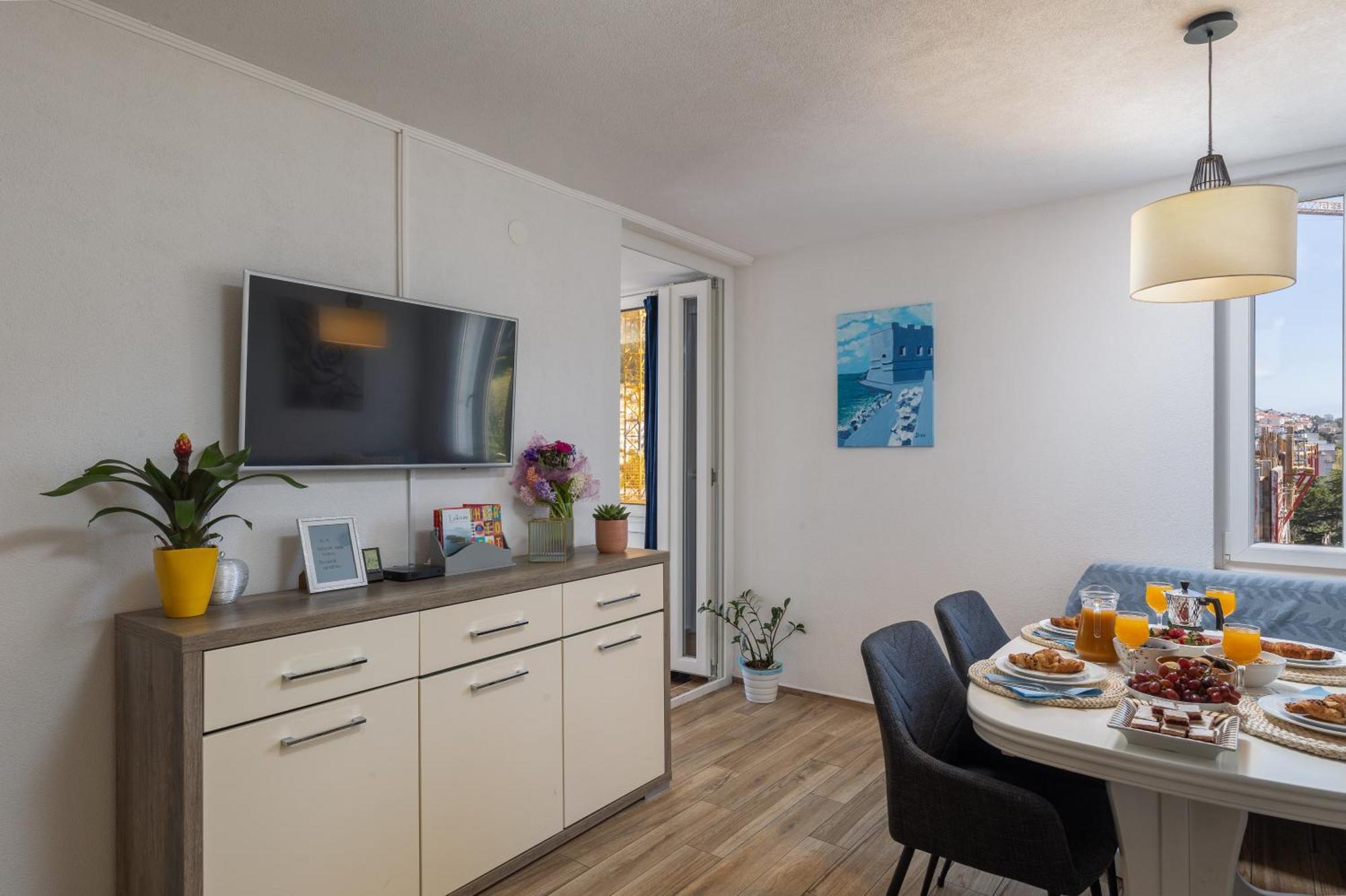 Marina Lapad - 2 Bedroom By The Sea *