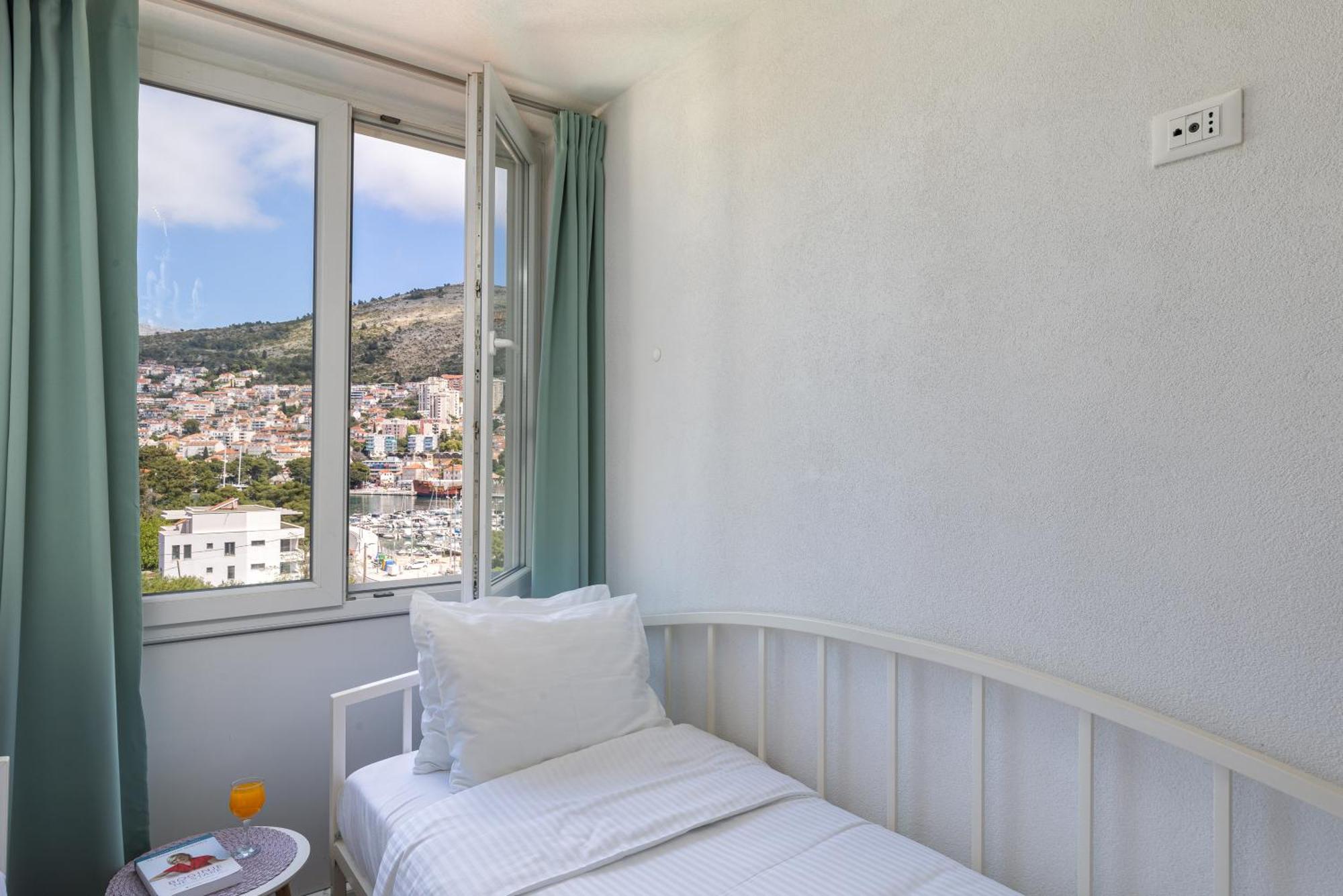 Marina Lapad - 2 Bedroom By The Sea Apartment *