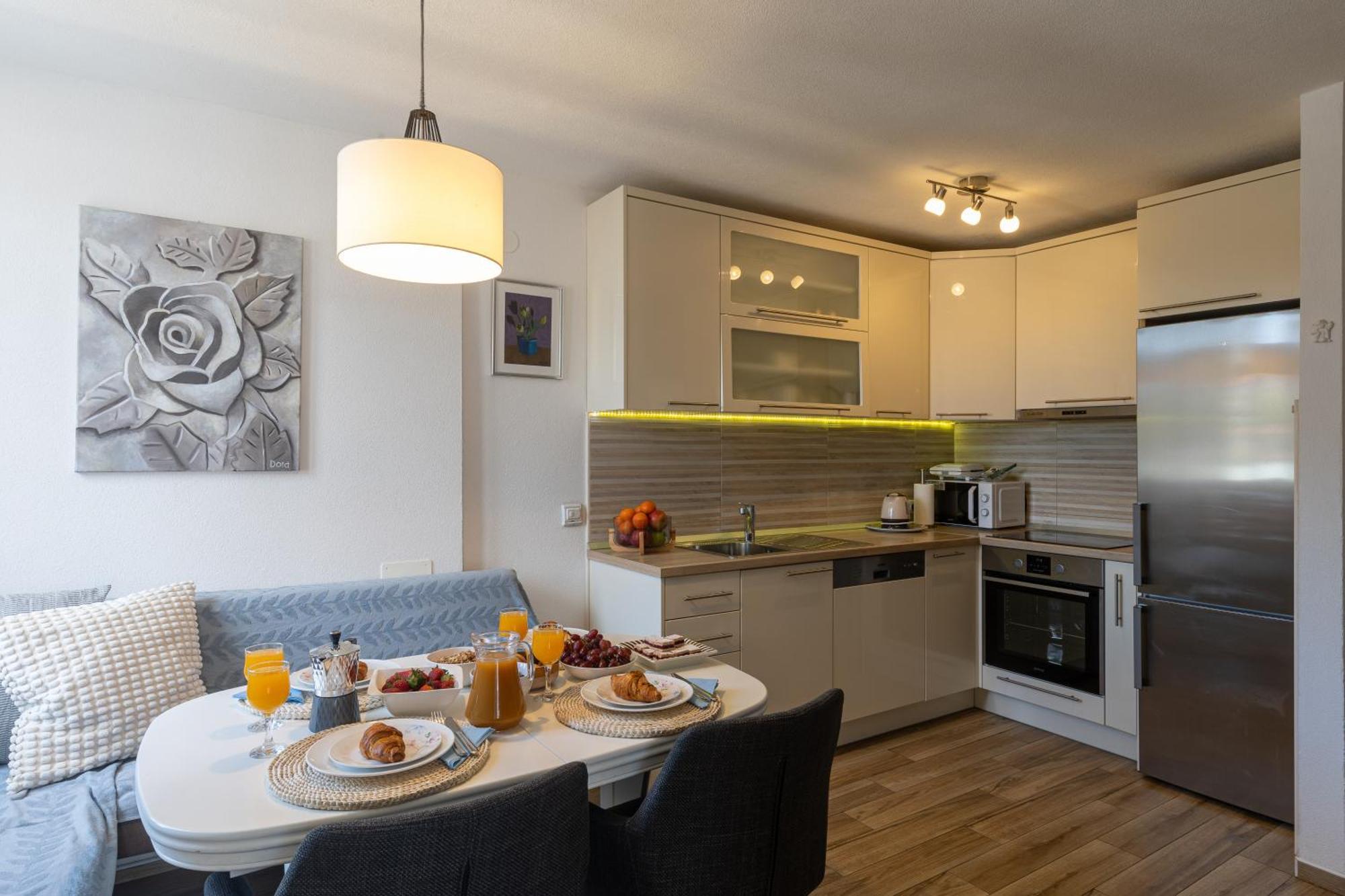 Marina Lapad - 2 Bedroom By The Sea Apartment